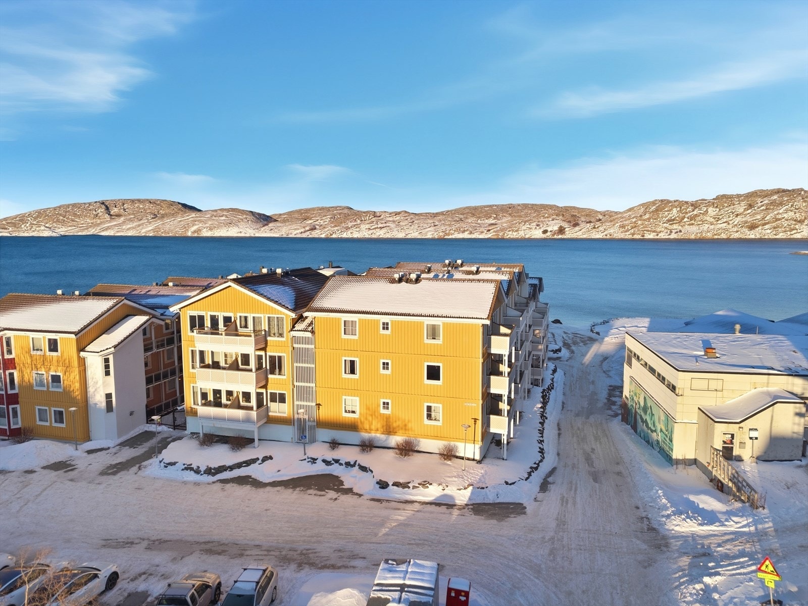 Med leiligheten følger det fast parkeringsplass i garasjeanlegg med elbillader. Galleribilde