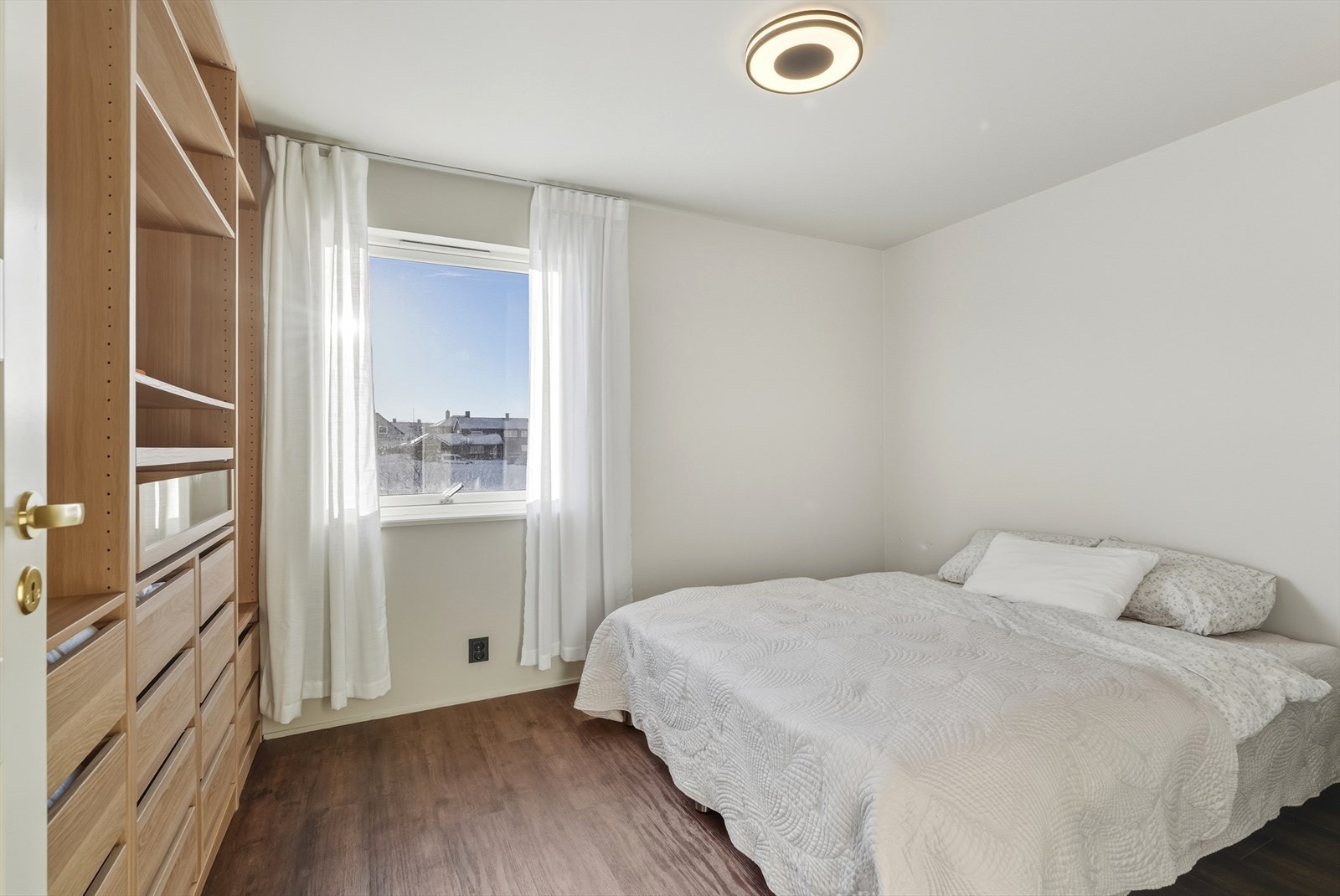 Soverommet er også nylig oppmalt, og rommer fint en dobbeltseng og tilhørende møblement. Galleribilde