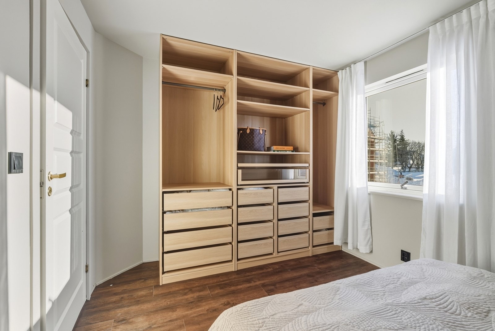 Rommet har også en større garderobeløsning. Galleribilde