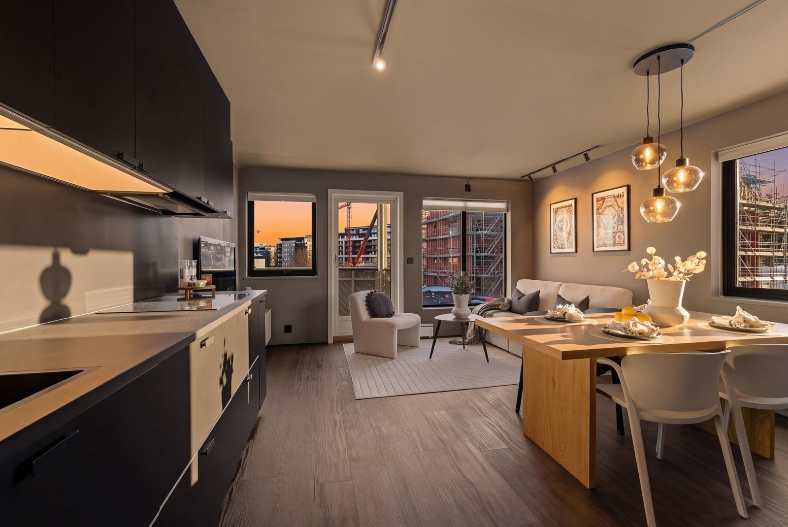 Gulvet som ble lagt i 2020 er av typen Lysefjord Rigid vinylgulv, som er ekstra slitesterk, vannbestandig og støyreduserende. Galleribilde