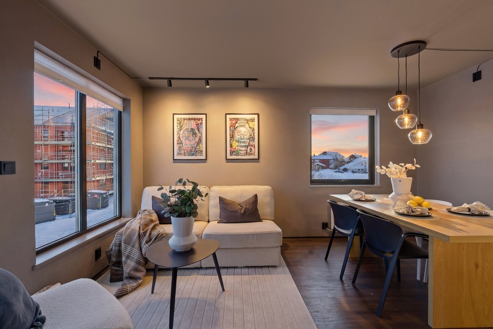 Leiligheten ble betydelig oppusset i 2020, med bl.a. nye gipsvegger- og tak, gulv, kjøkken og åpen løsning mot entré. Galleribilde