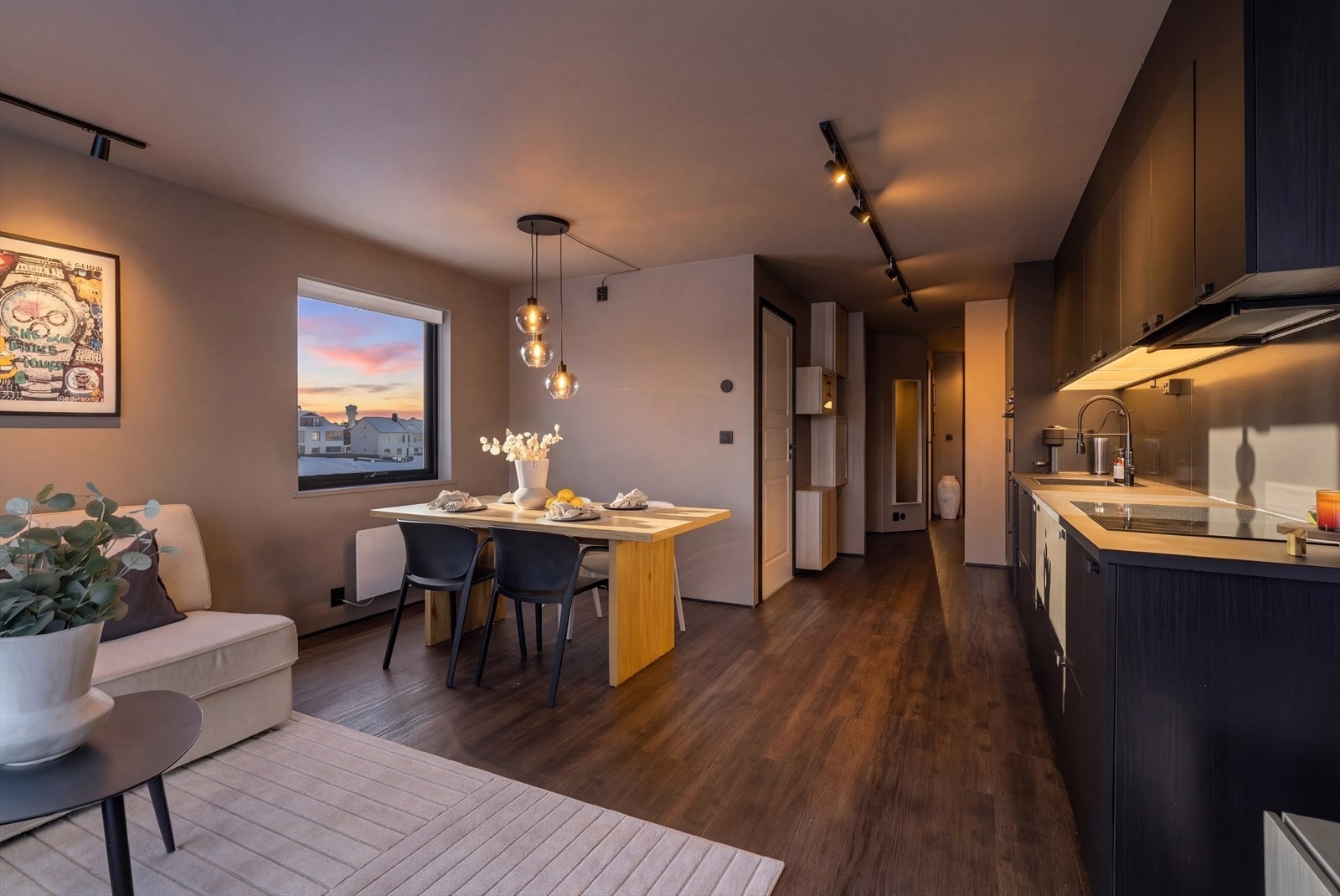 Det er god plass til en spisegruppe i kontakt med kjøkkenet. Galleribilde