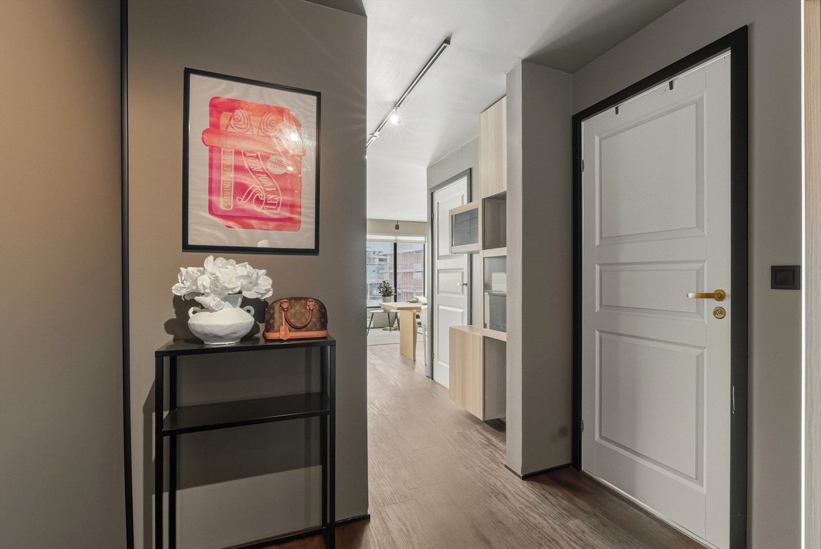 Leiligheten har gjennomgående delikate farge- og materialvalg, og svarte detaljer som gir en eksklusiv fremtoning. Galleribilde