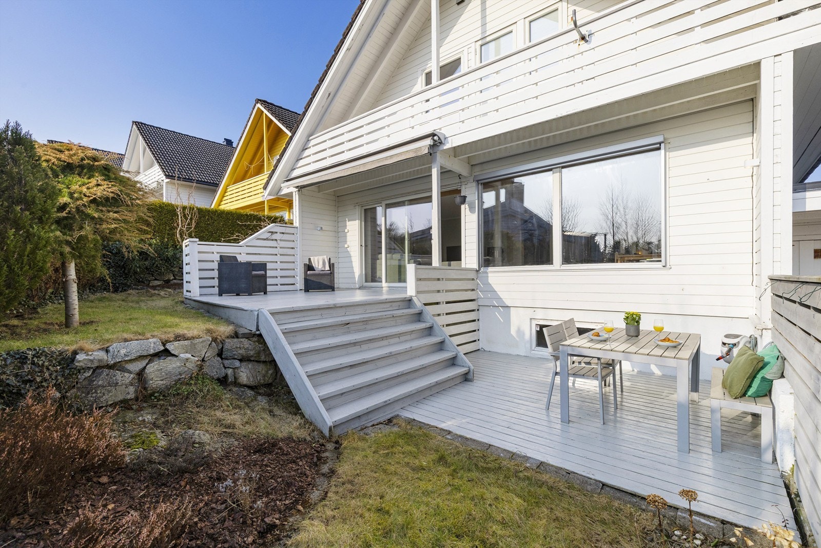 Tomten er pent opparbeidet med plen og terrasser på flere nivåer. Galleribilde