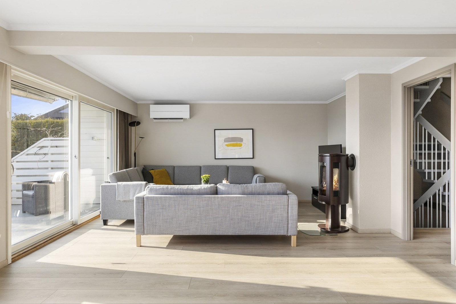 Fra stuen er det direkte utgang til en stor terrasse. Galleribilde