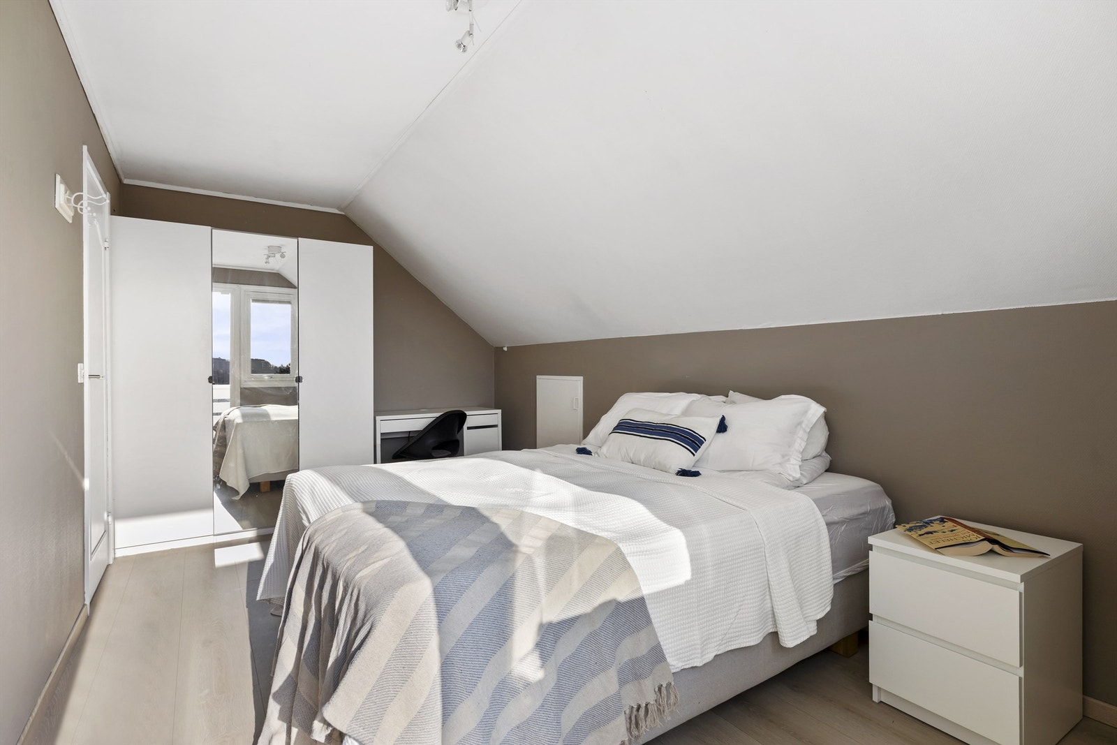 Rommet er romslig med plass til dobbeltseng og garderobeløsning. Galleribilde