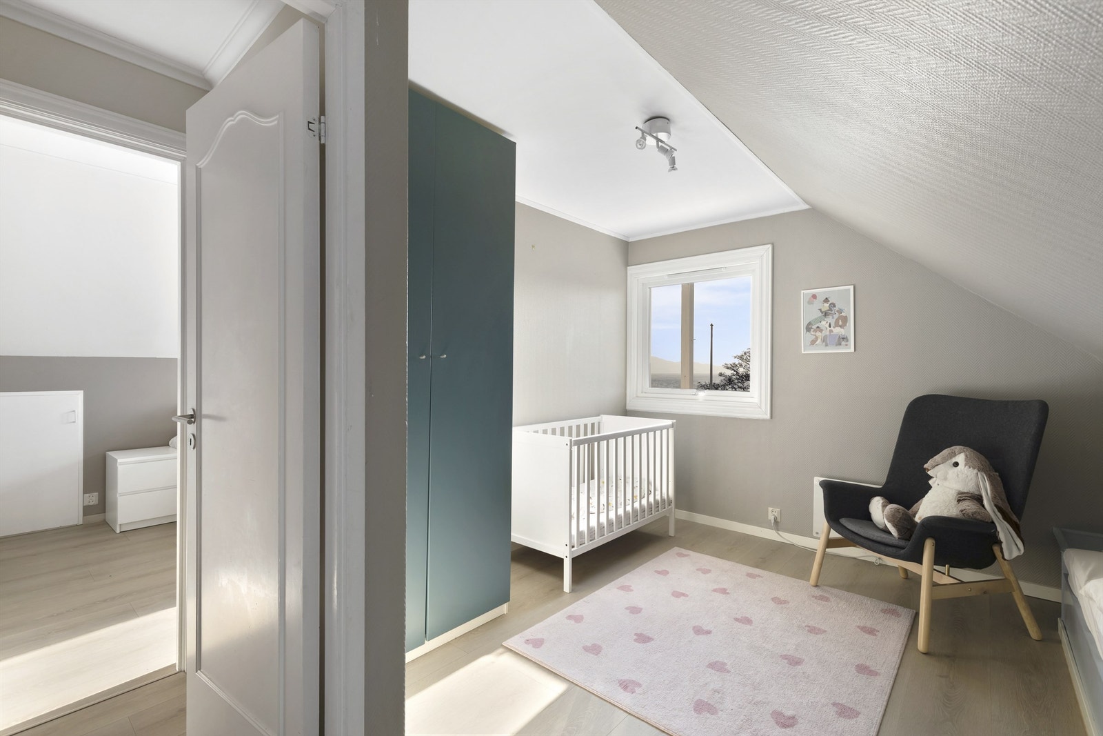 Rommet har plass til seng og garderobeskap. Galleribilde