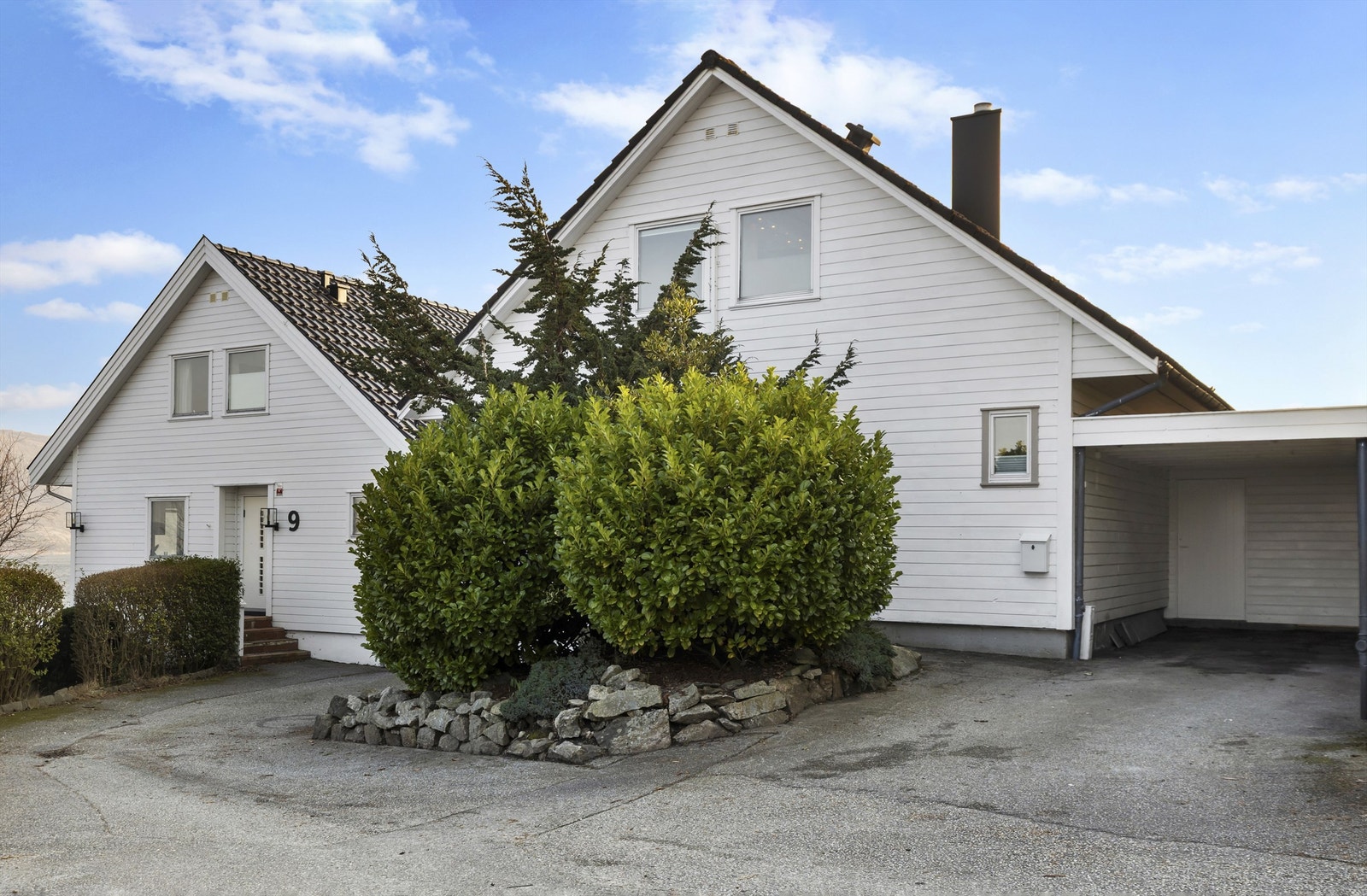 Eiendommen har en praktisk carport og biloppstillingsplass på egen tomt. Galleribilde