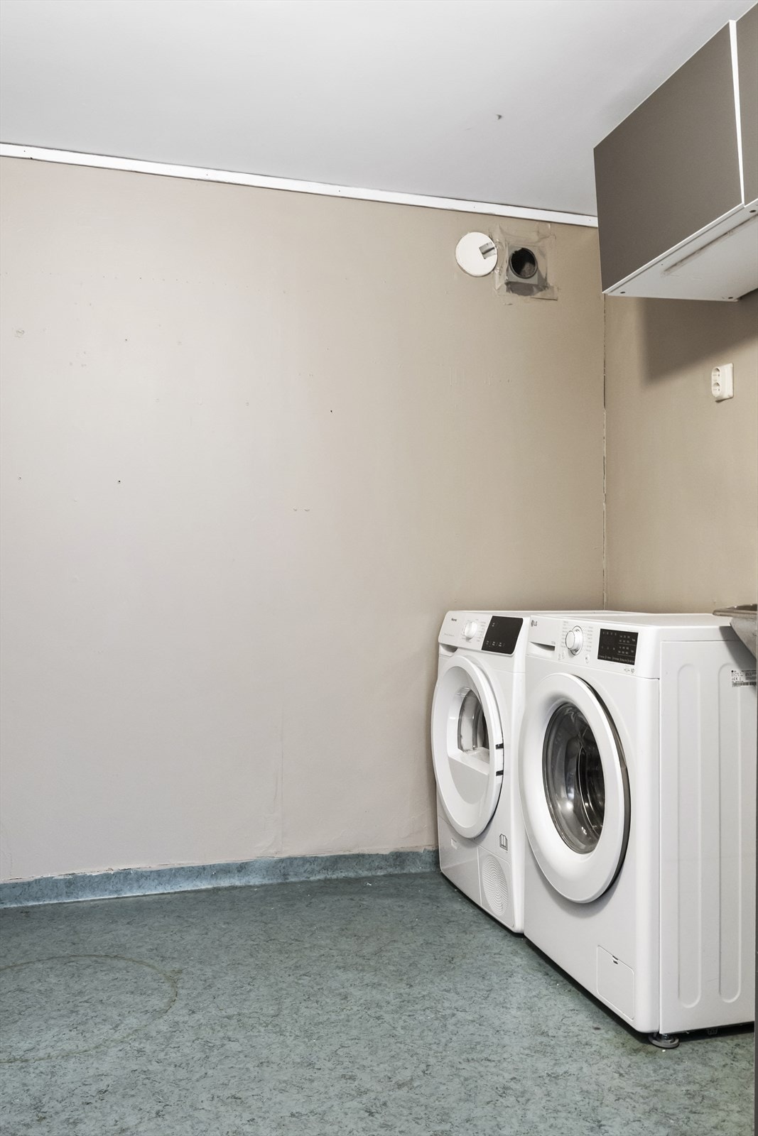 Separat vaskerom i underetasjen gir en praktisk hverdag. (tidligere sportsrom i følge byggetegninger, ikke bruksendret) Galleribilde