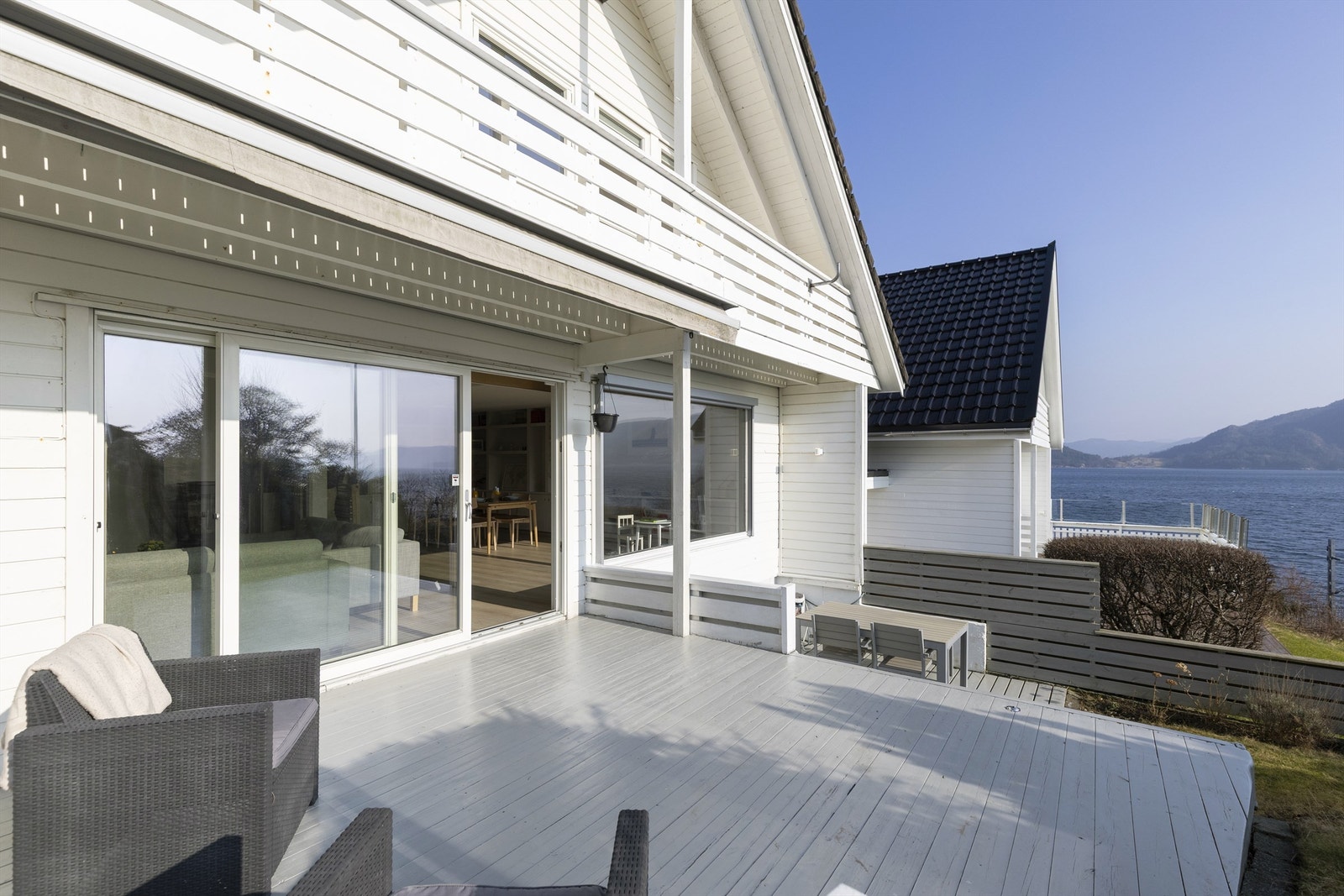 Den store terrassen er et flott uterom med god plass til flere sittegrupper. Galleribilde