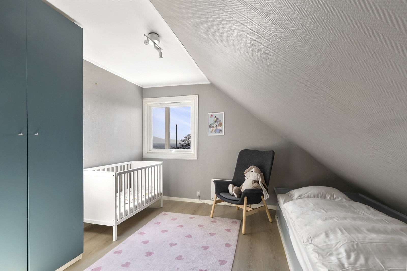 Det andre soverommet passer utmerket som barnerom eller kontor. Galleribilde