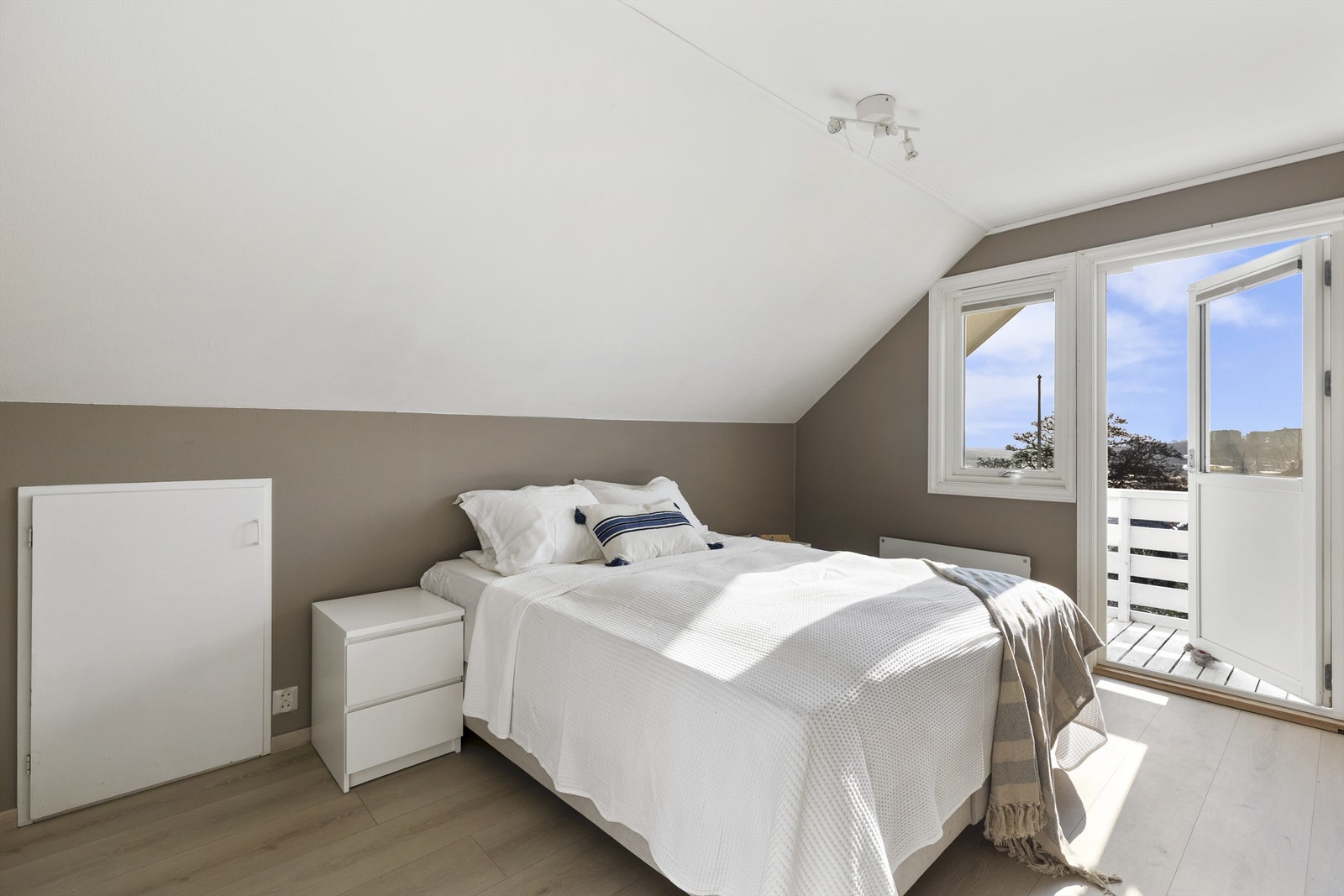 Hovedsoverommet har god plass og direkte utgang til egen balkong. Galleribilde