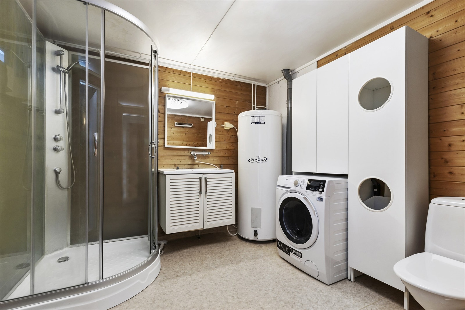 Bad i underetasjen med dusjkabinett, servant og toalett. (tidligere vaskerom i følge byggetegninger, ikke bruksendret) Galleribilde