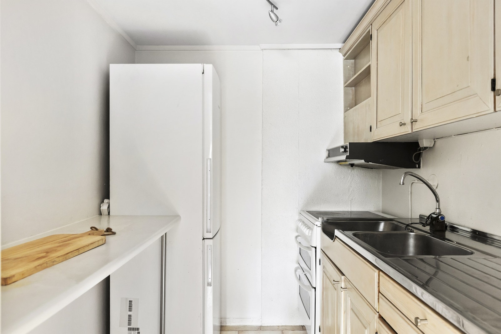 Enkel kjøkkenløsning i underetasjen ( tidligere matbod i følge byggetegninger, ikke bruksendret). Galleribilde