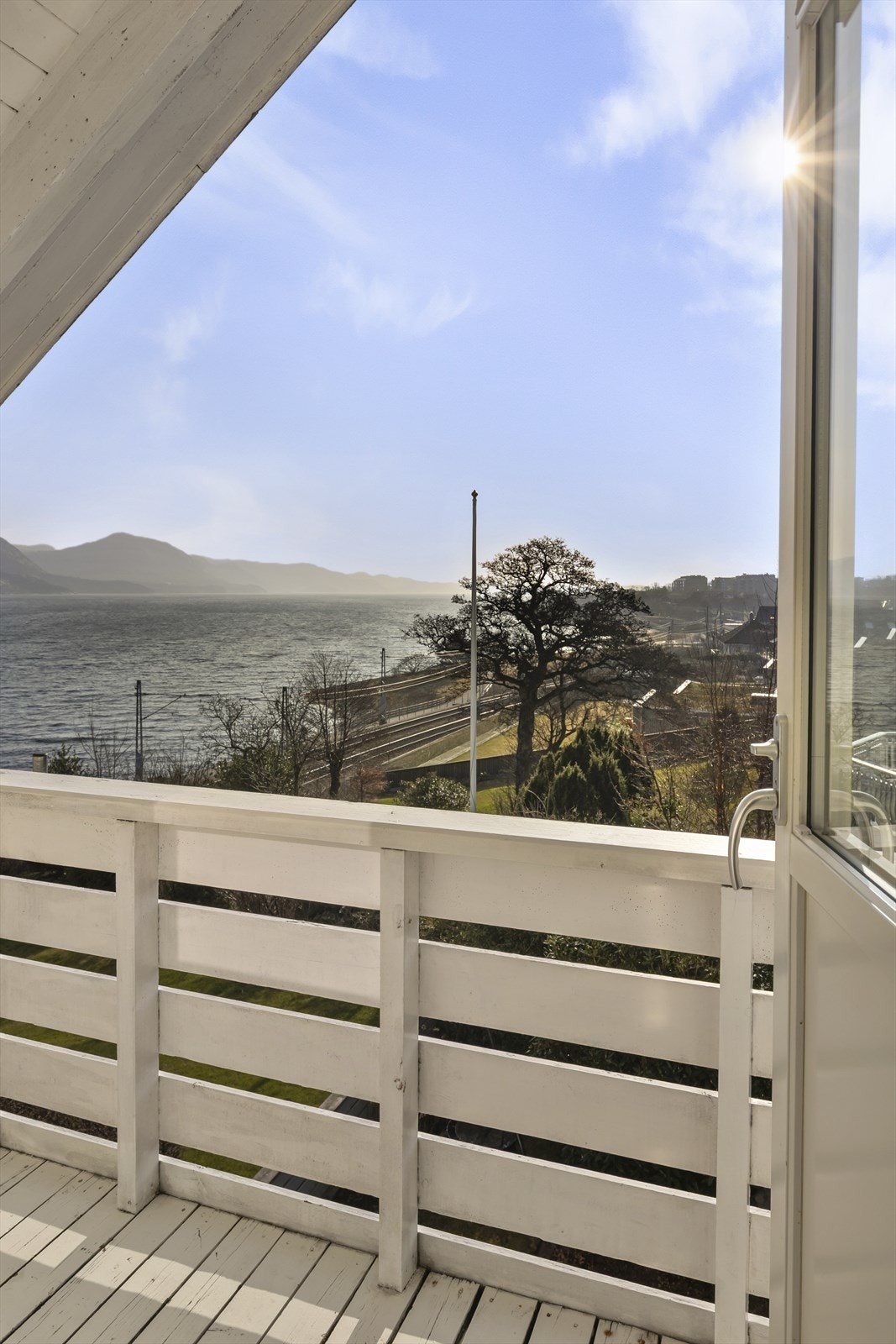 Balkongen gir en ekstra dimensjon til hovedsoverommet og en privat uteplass. Galleribilde