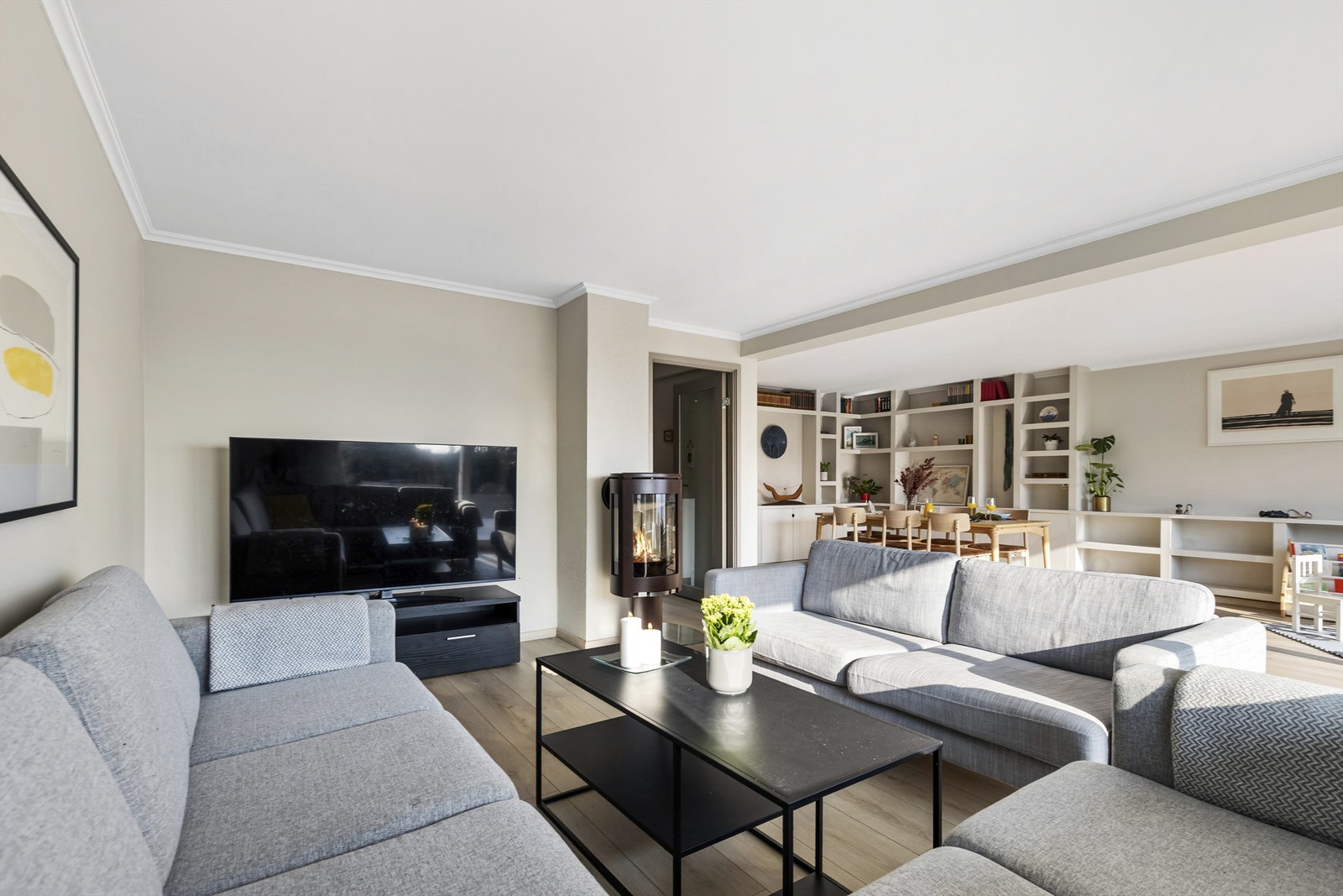 Stuen har en egen TV-krok, som sammen med peisovnen skaper en lun og hyggelig sone. Galleribilde