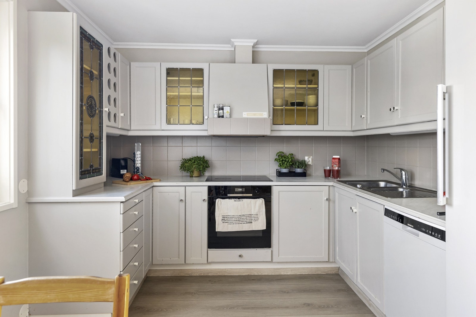 Praktisk kjøkken med god skap- og benkeplass. Alle hvitevarer medfølger handelen. Galleribilde