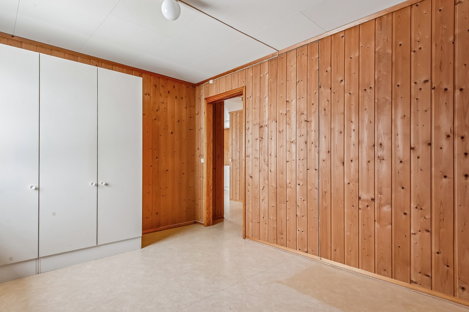 Integrerte garderobeskap gir rikelig med oppbevaringsplass. Galleribilde