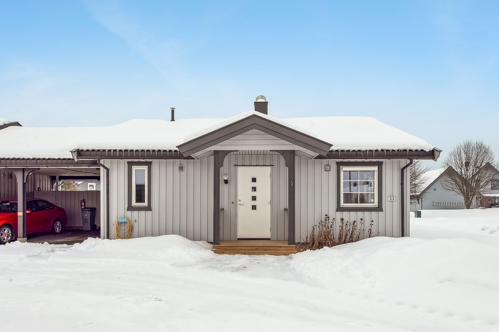 Inngangspartiet har en tretrapp med takoverbygg. Galleribilde