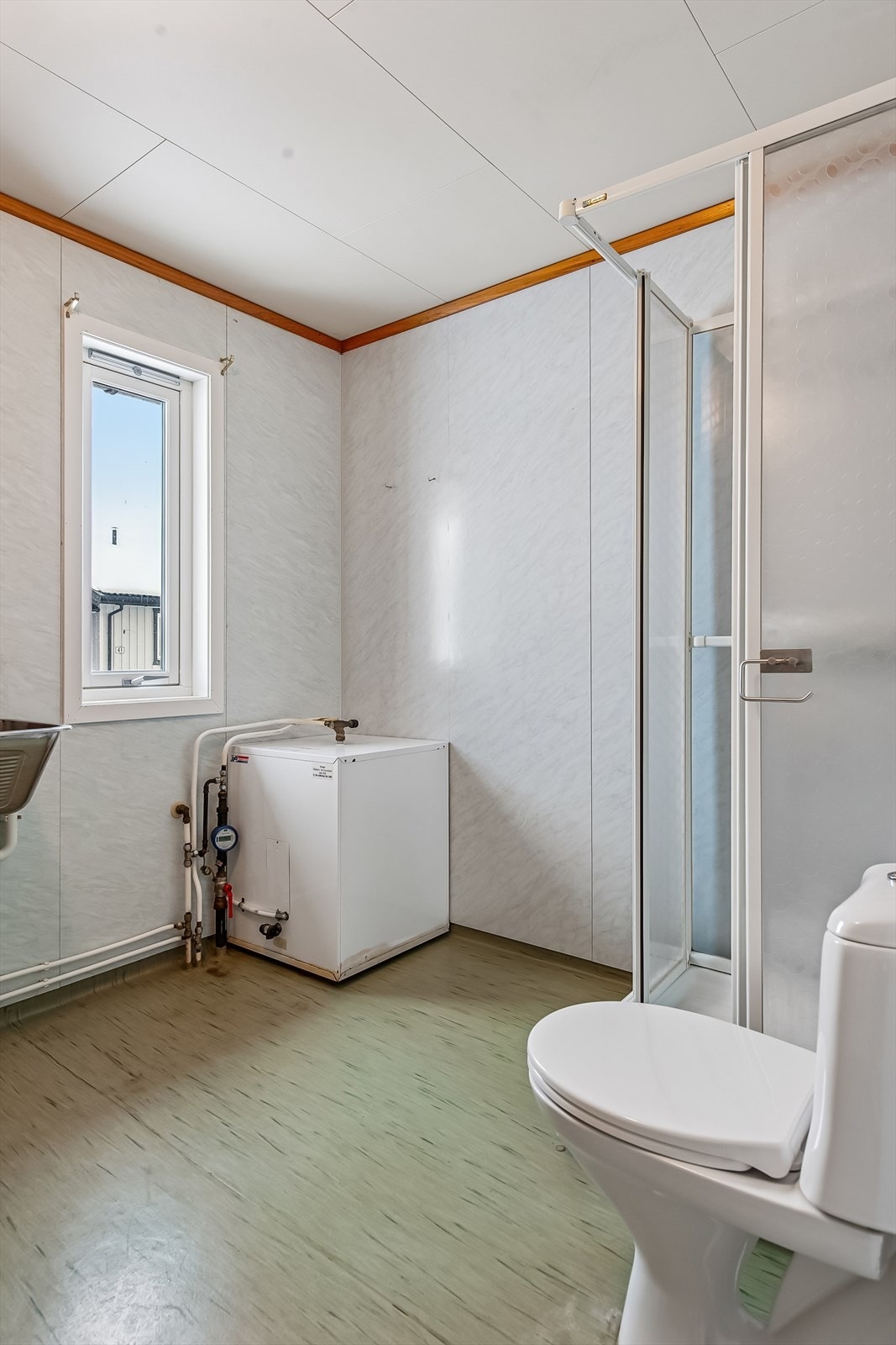 Her finner du også en praktisk utslagsvask og en varmtvannsbereder på 116 liter. Galleribilde