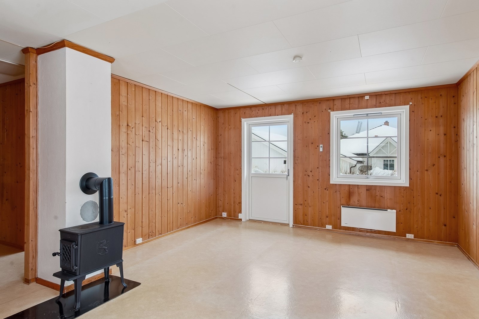 Boligen har en funksjonell planløsning og et solid utgangspunkt, men har et gjennomgående behov for oppgradering og modernisering. Galleribilde