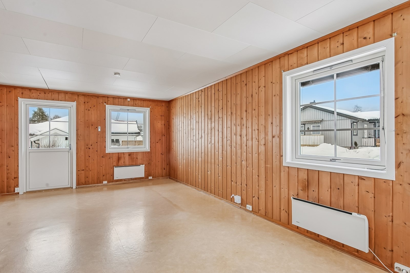 Stuen har godt med vinduer og naturlig lysinnslipp. Galleribilde