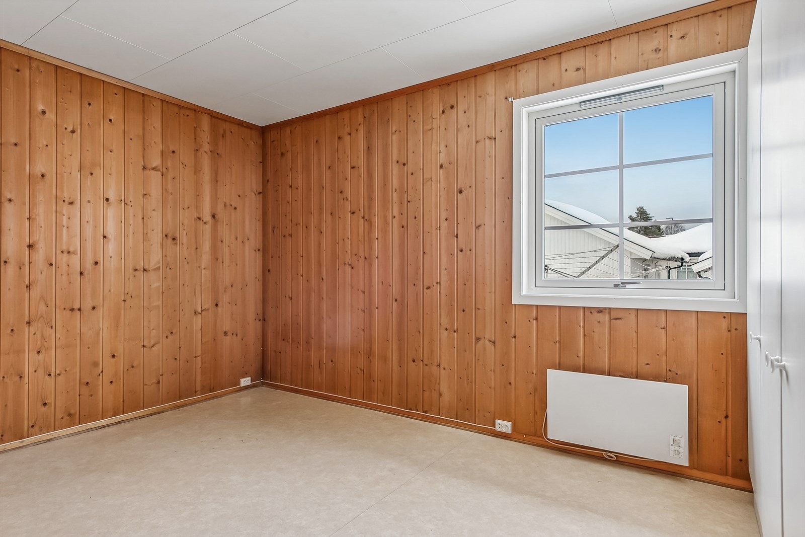 Soverommet er romslig og har plass til både seng og arbeidsplass. Galleribilde