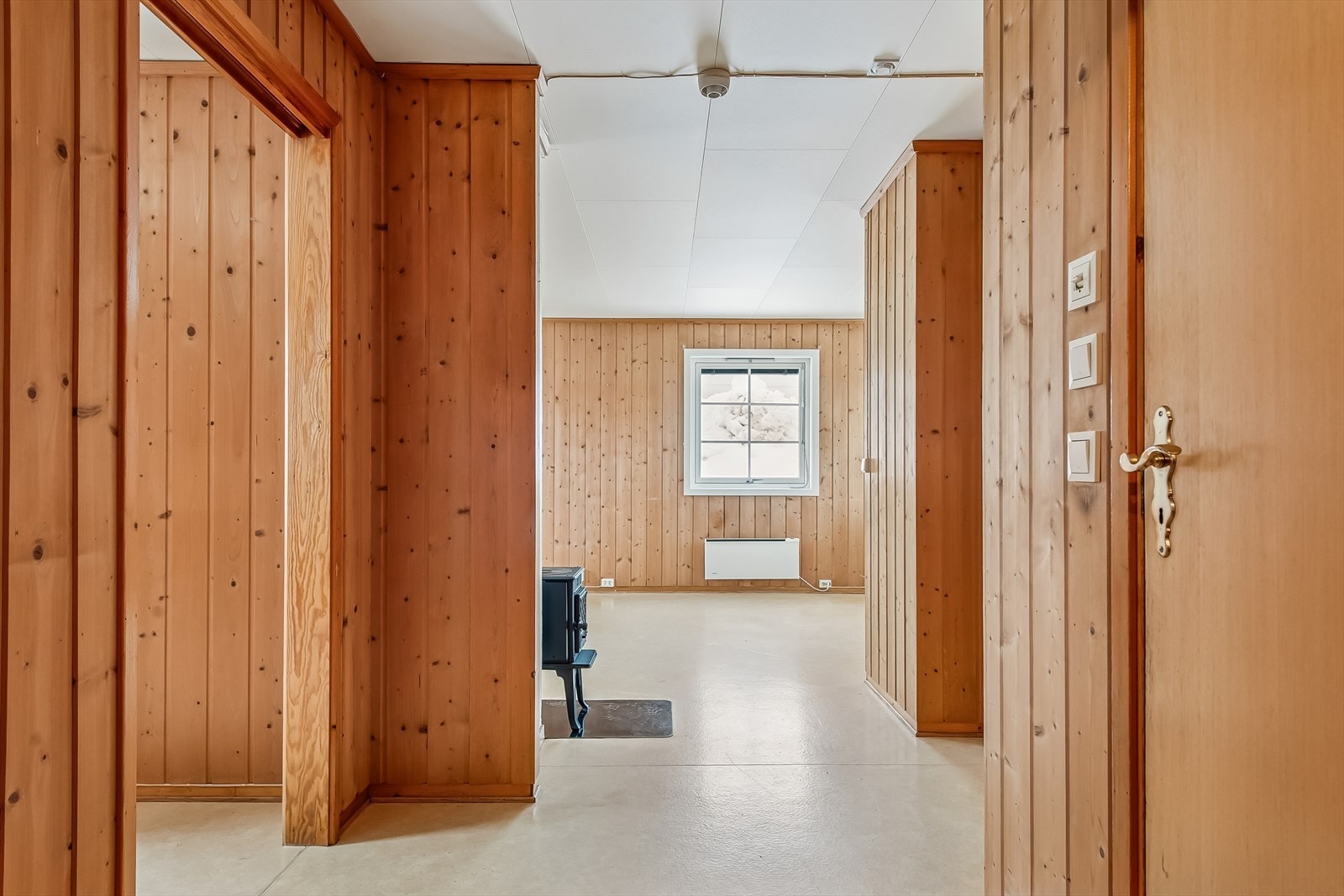 Fra gangen åpner boligen seg opp mot stue- og kjøkkenområdet. Galleribilde