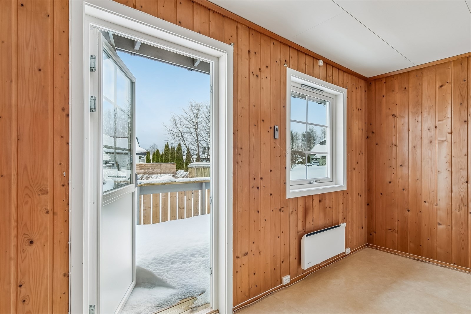 Nyere terrassedøre fra 2020 med utgang til terrassen. Galleribilde