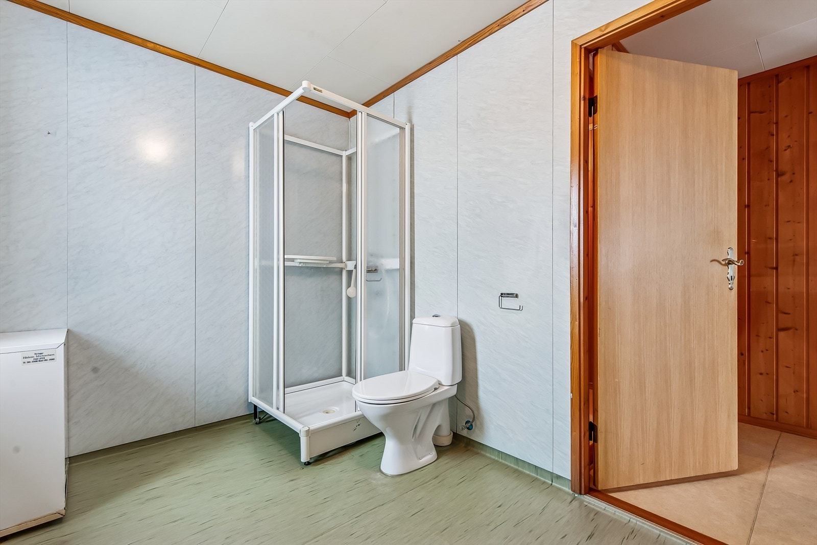 Rommet er innredet med toalett og et dusjkabinett. Galleribilde