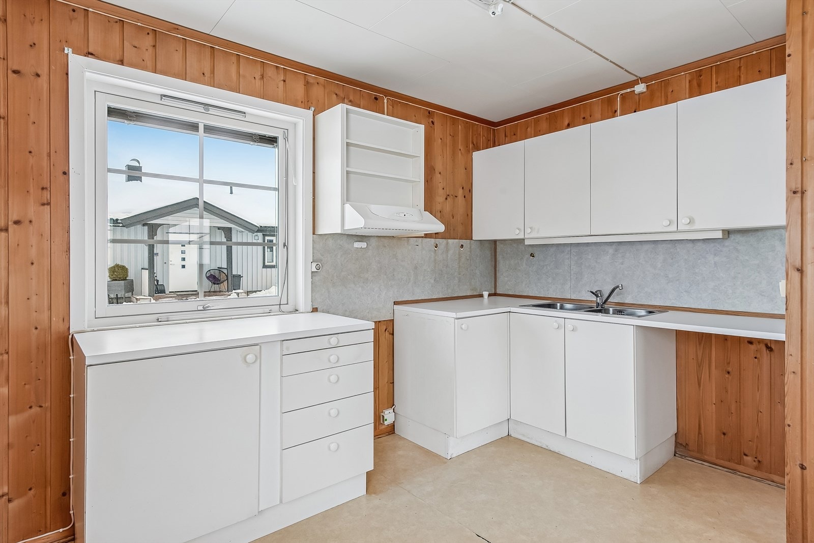 Kjøkkeninnredningen har glatte fronter og laminert benkeplate. Galleribilde