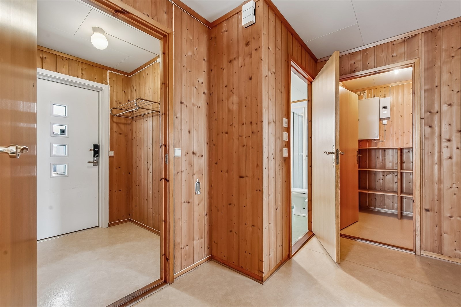 Det er god plass til å henge fra seg yttertøy i vindfanget. Galleribilde