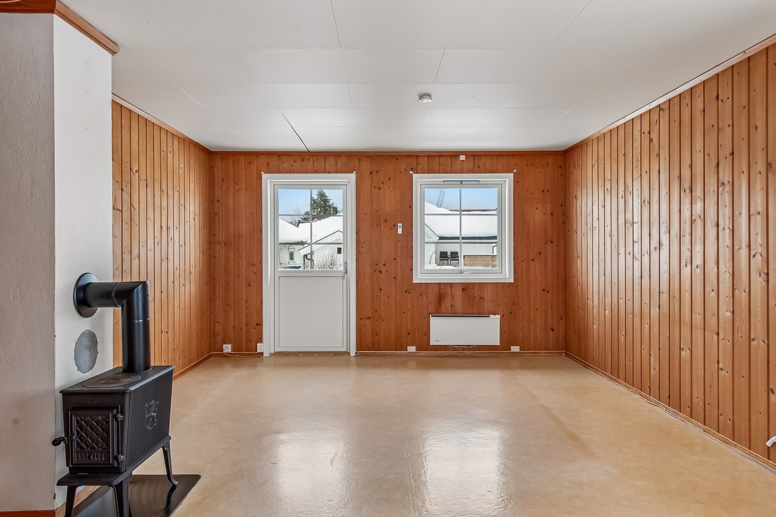 En vedovn, byttet for rundt 10 år siden, gir god varme. Boligen varmes opp ved hjelp av elektrisitet og vedfyring. Galleribilde