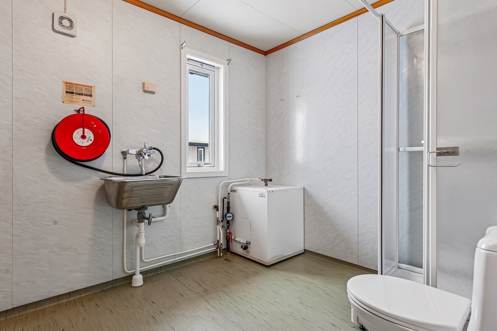 Badet har våtromsbelegg på gulv og våtromsplater på vegger. Galleribilde