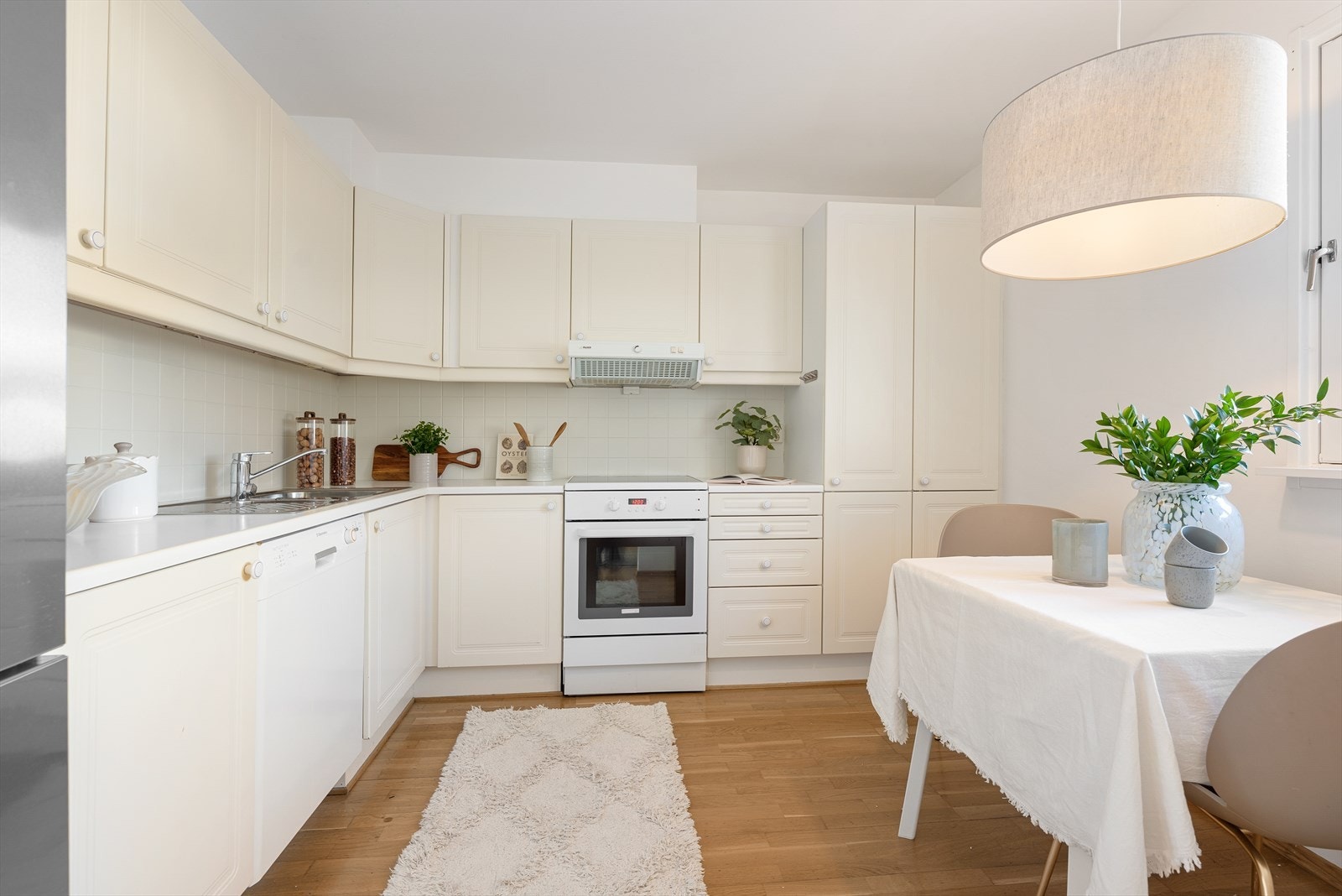 Originalt kjøkken. Innholdsrikt. Med utsyn mot tunet, og godt med naturlig lys Galleribilde