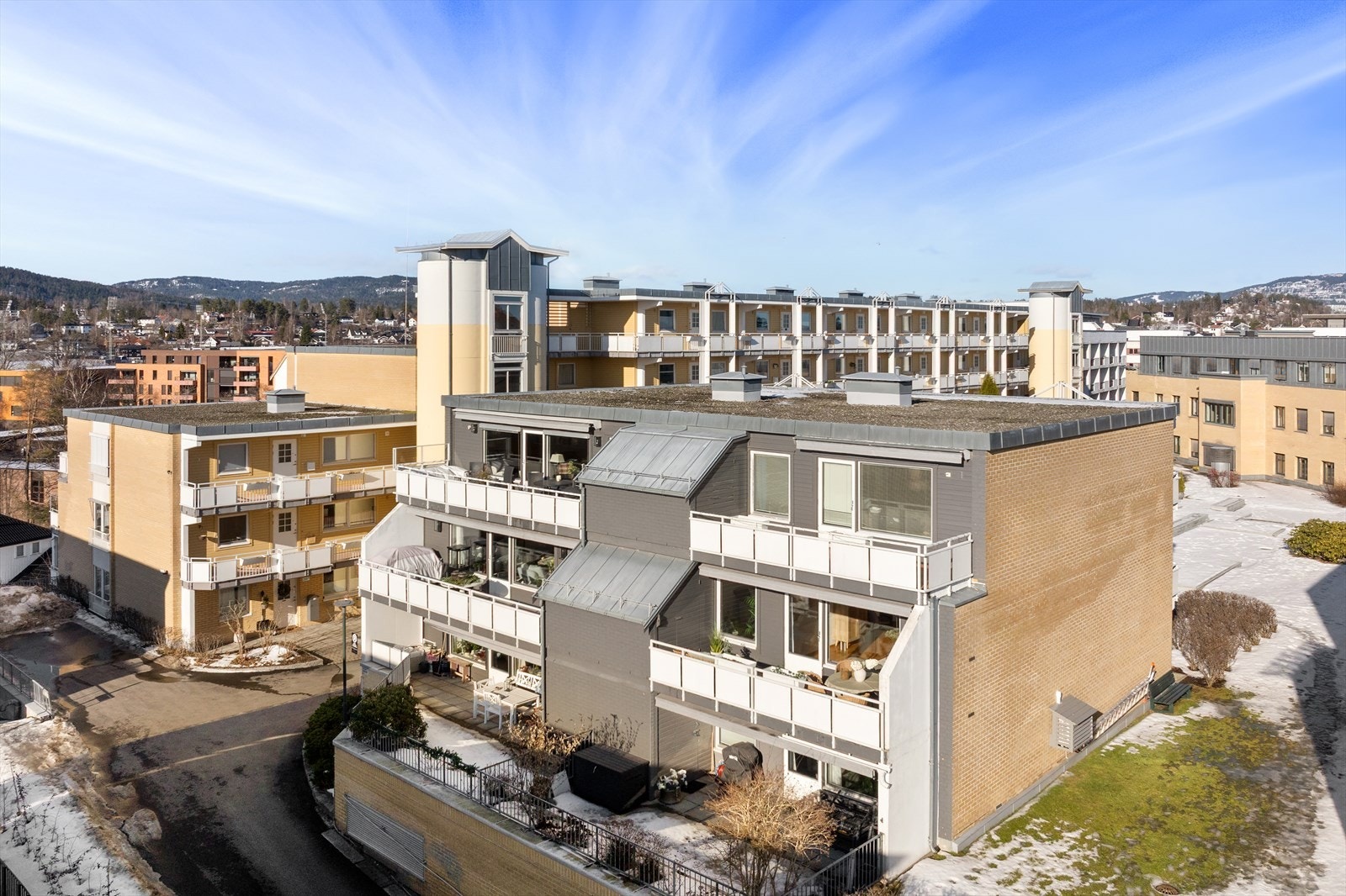 Leiligheten har en meget attraktiv beliggenhet i et sentralt og populært boligområde midt på Bekkestua, samtidig som det ligger tilbaketrukket Galleribilde