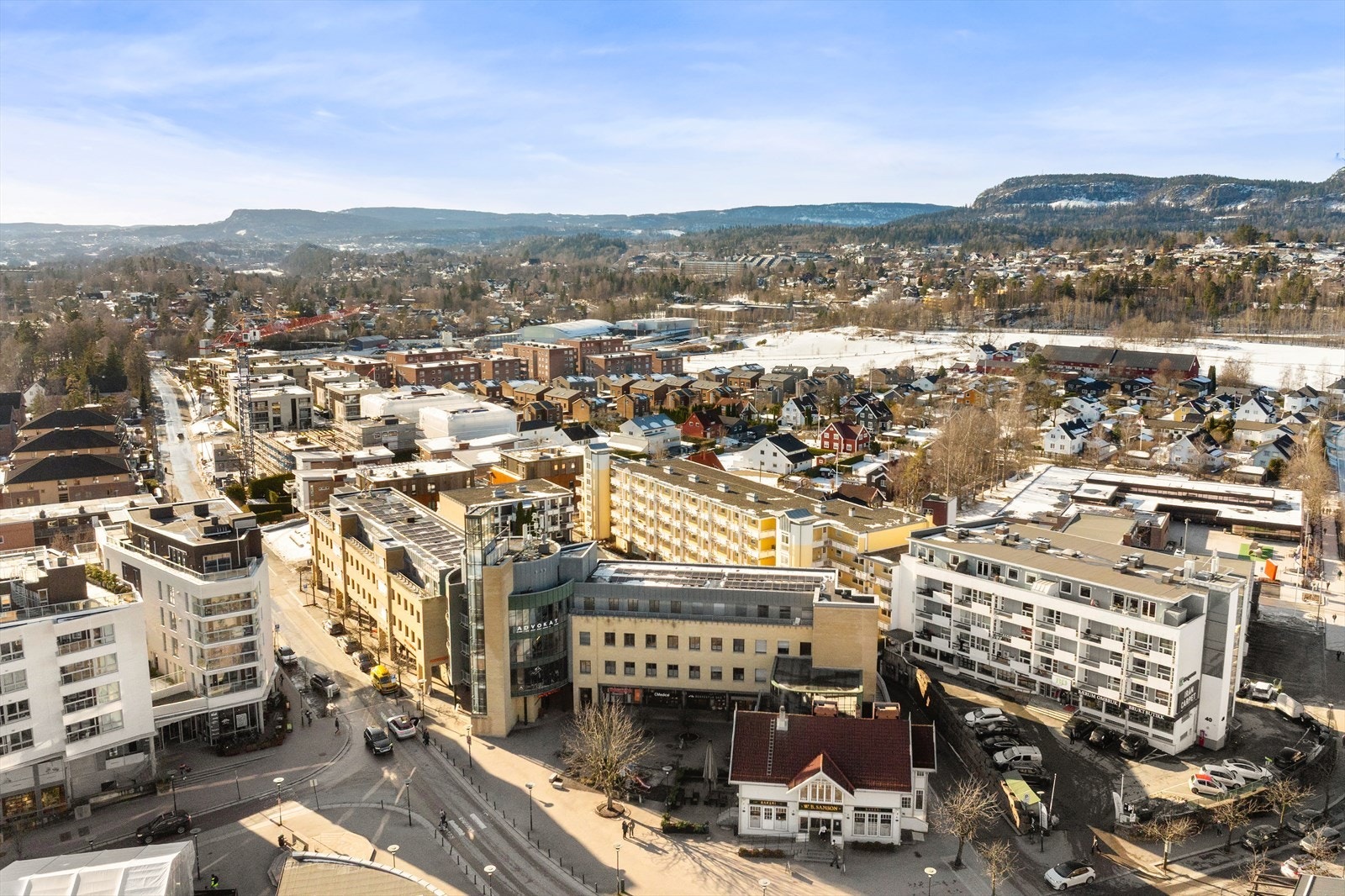 Bekkestua sentrum, som er i stadig utvikling, tilbyr et bredt utvalg av butikker, matbutikker, vinmonopol, helsetjenester og treningssentre Galleribilde