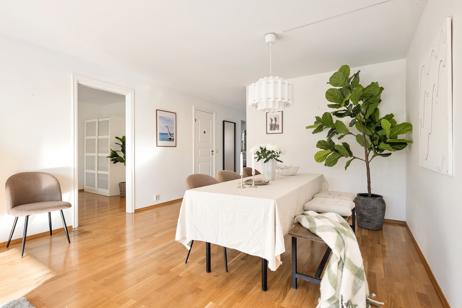 Mulighet for å endre planløsning ved å bytte plass på kjøkken og hovedsoverom, slik at man får en åpen og romslig stue/kjøkkenløsning Galleribilde