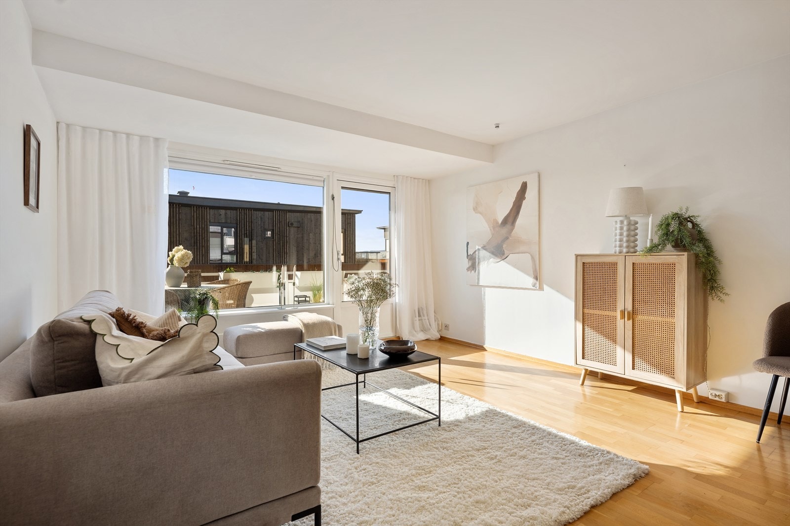 God og innholdsrik planløsning, med romslige oppholdsrom som stue/spisestue og kjøkken, samt 2 gode soverom og romslig bad Galleribilde