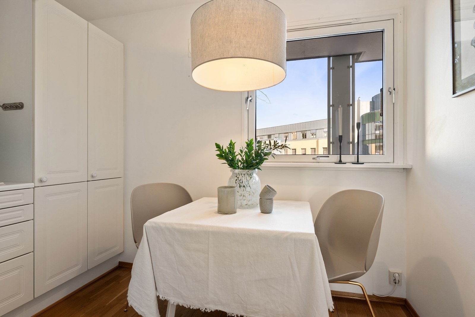 Kjøkkenet har godt med både skap- og benkeplass, samt god plass til hyggelig frokostbord Galleribilde