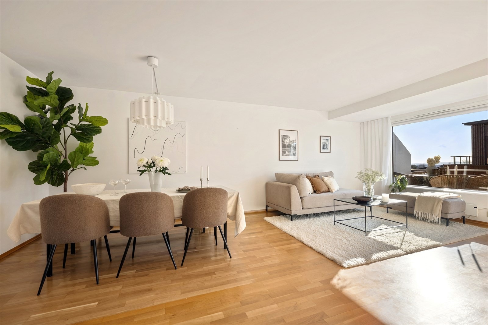 Lys og romslig stue, med gode muligheter for møblering etter eget ønske, med god plass til både sofagruppe og spisebord Galleribilde