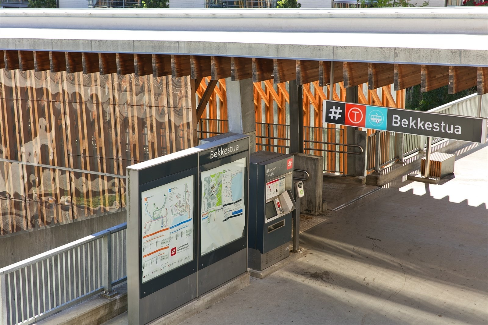 Bekkestua er et knutepunkt for offentlig kommunikasjon, med både T-bane (ca. 20 min, til Majorstuen) og buss til de fleste steder i Bærum Galleribilde