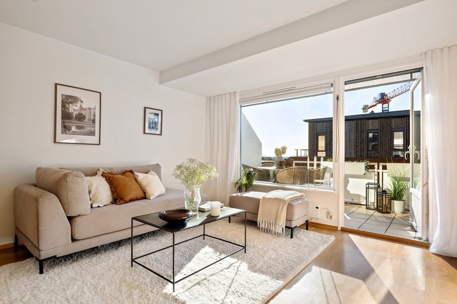 Leiligheten har en god intern beliggenhet, midt på Bekkestua, men likevel tilbaketrukket og usjenert med lite innsyn Galleribilde