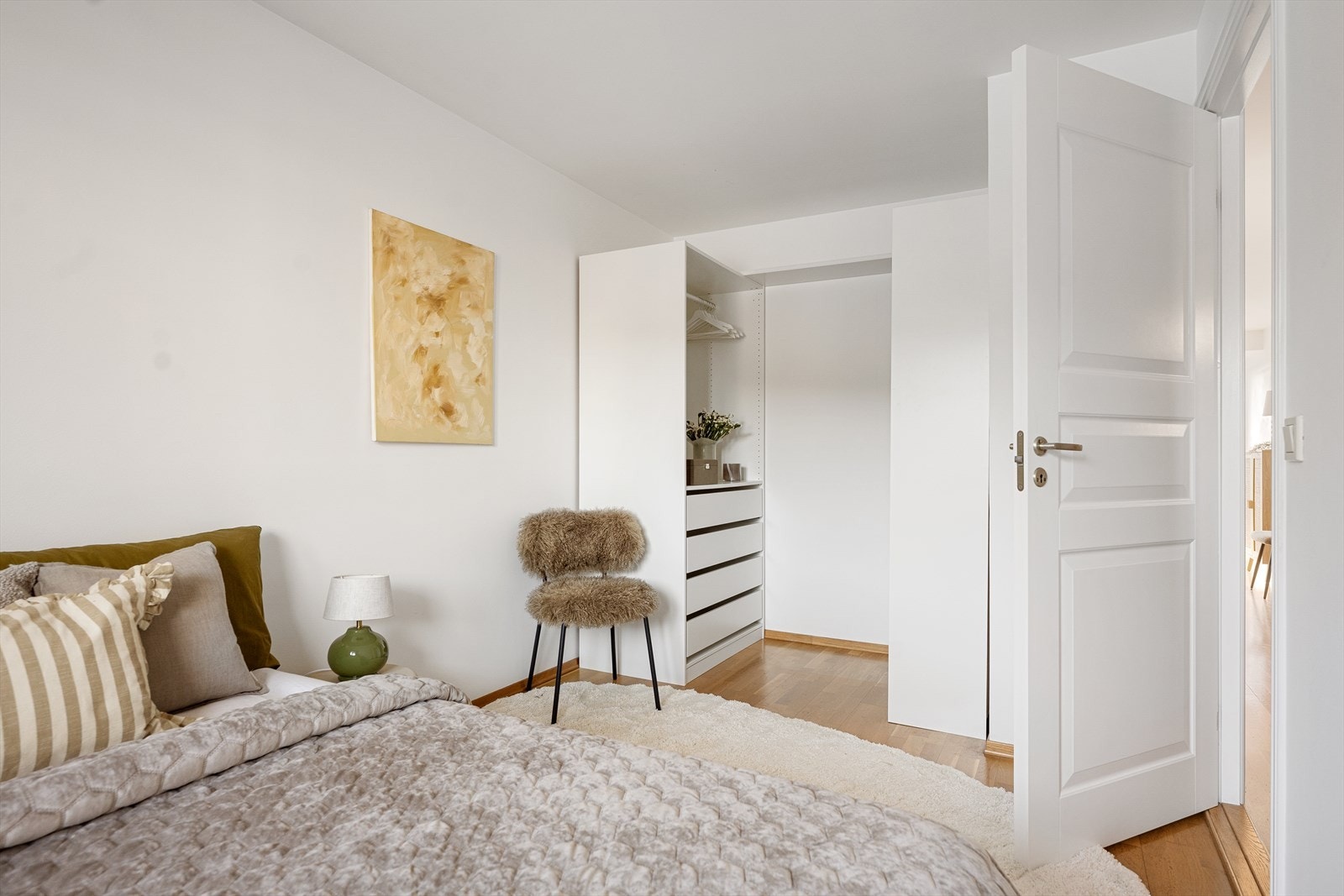 Rommet er innredet med stor garderobeløsning Galleribilde