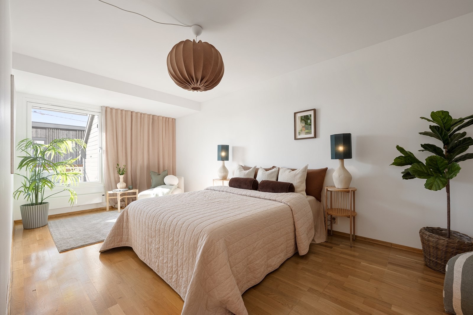 Leiligheten har to store soverom, begge med plass til dobbeltseng og garderobeskap Galleribilde