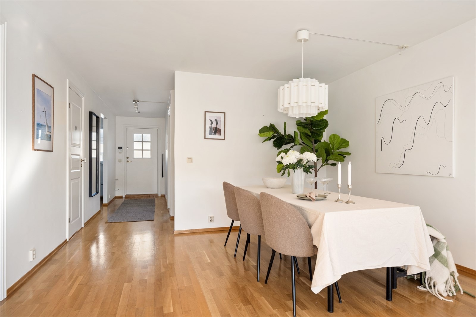 Leiligheten fremstår lys. Alle overflater ble malt i 2019 Galleribilde
