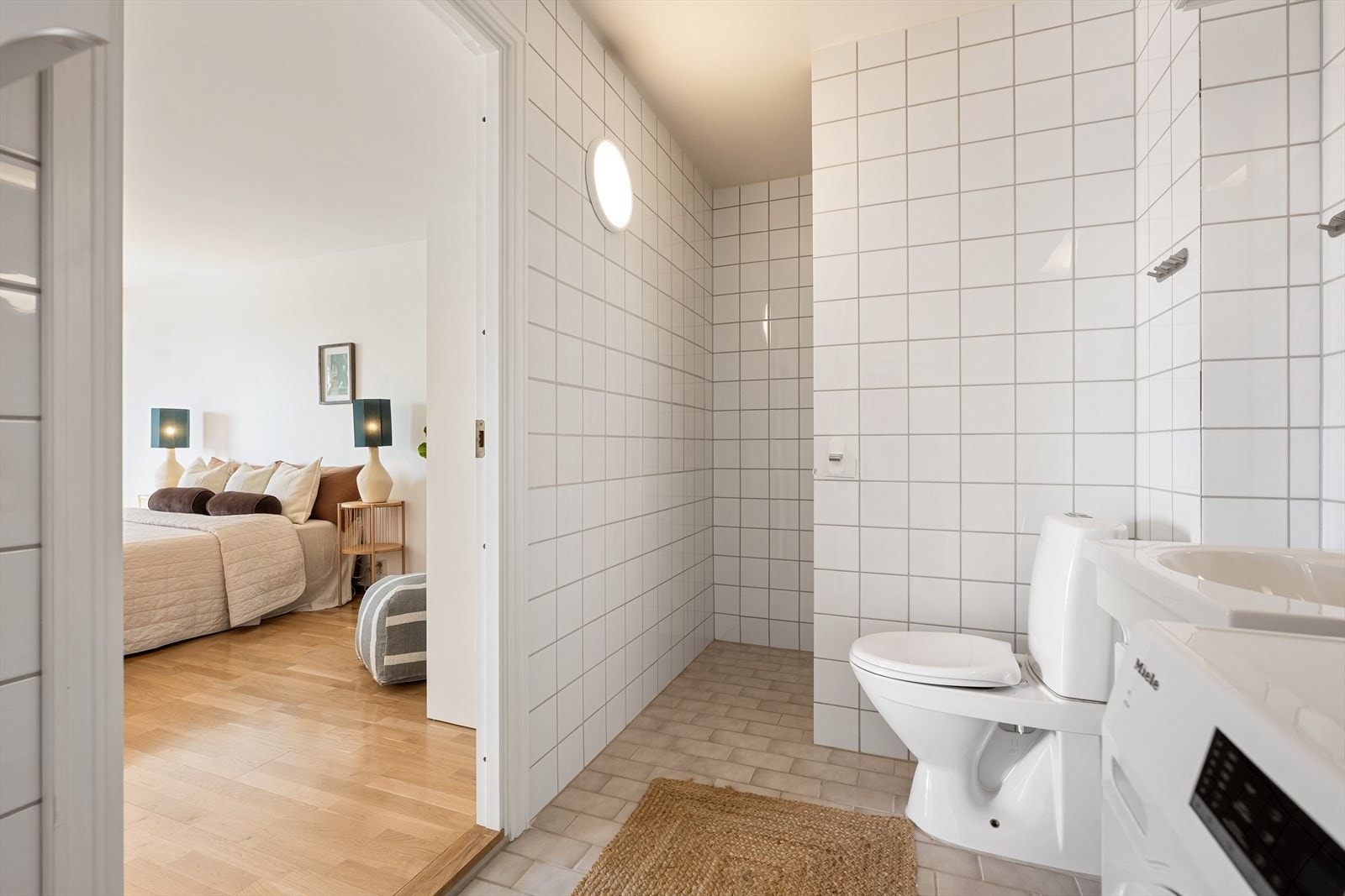 Tilgang til bad både fra gang og hovedsoverom Galleribilde