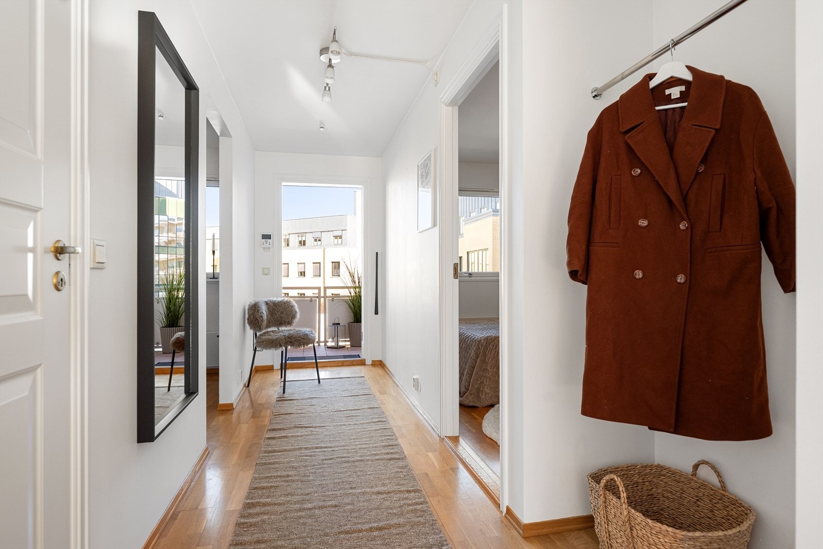 Entré med plass til å henge opp jakker og sette fra seg sko, samt garderobeplass i gangen. Inngang fra utvendig svalgang Galleribilde