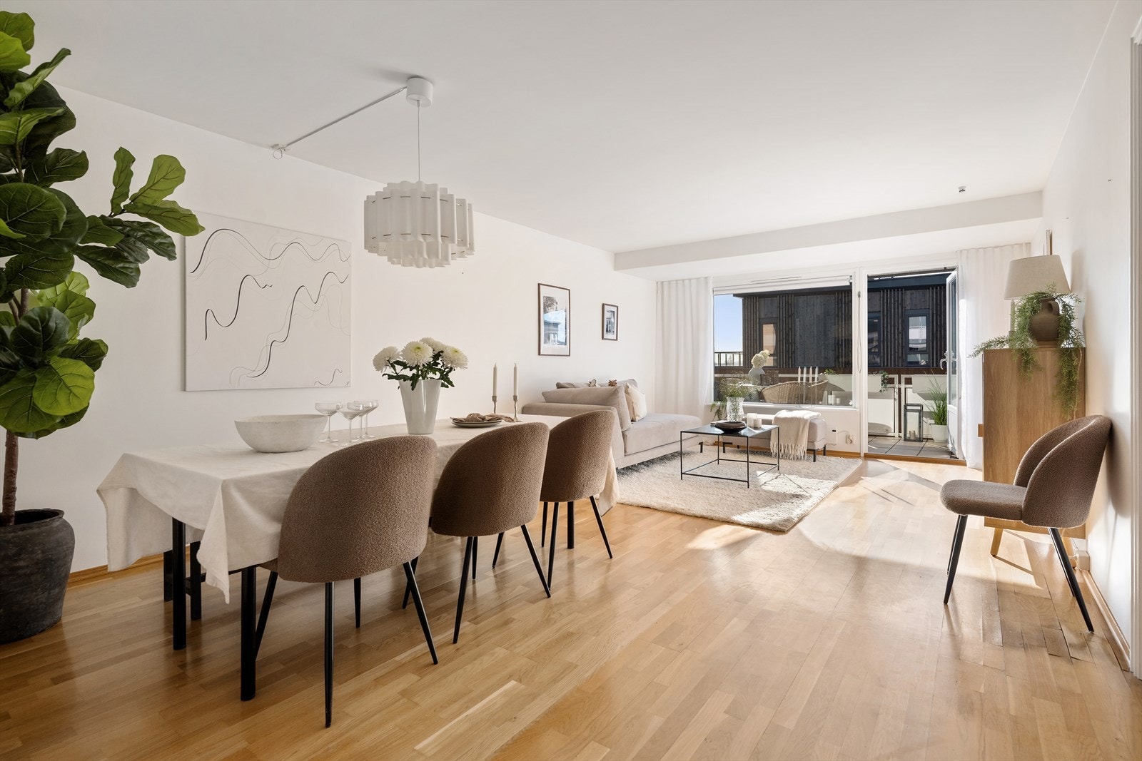 Leiligheten har store vindusflater som slipper inn rikelig med sollys og skaper en hyggelig atmosfære Galleribilde