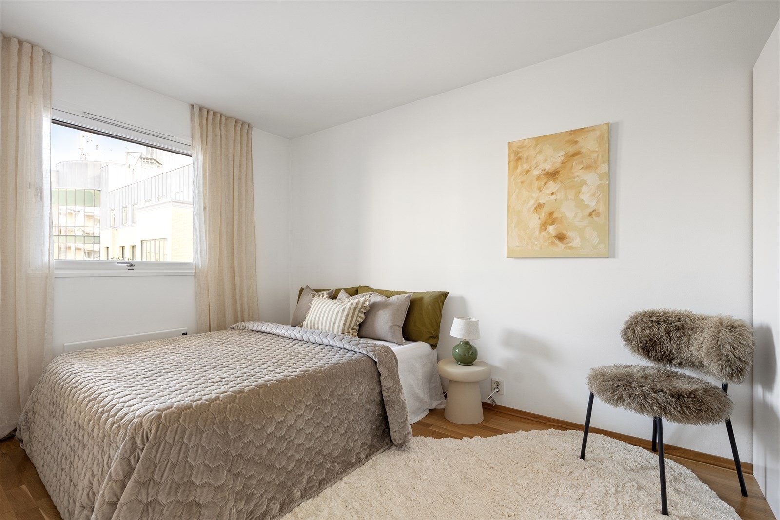 Soverom 2 er også romslig, og kan også innredes med arbeidsbord, gjesteseng, kommode e.l. Galleribilde